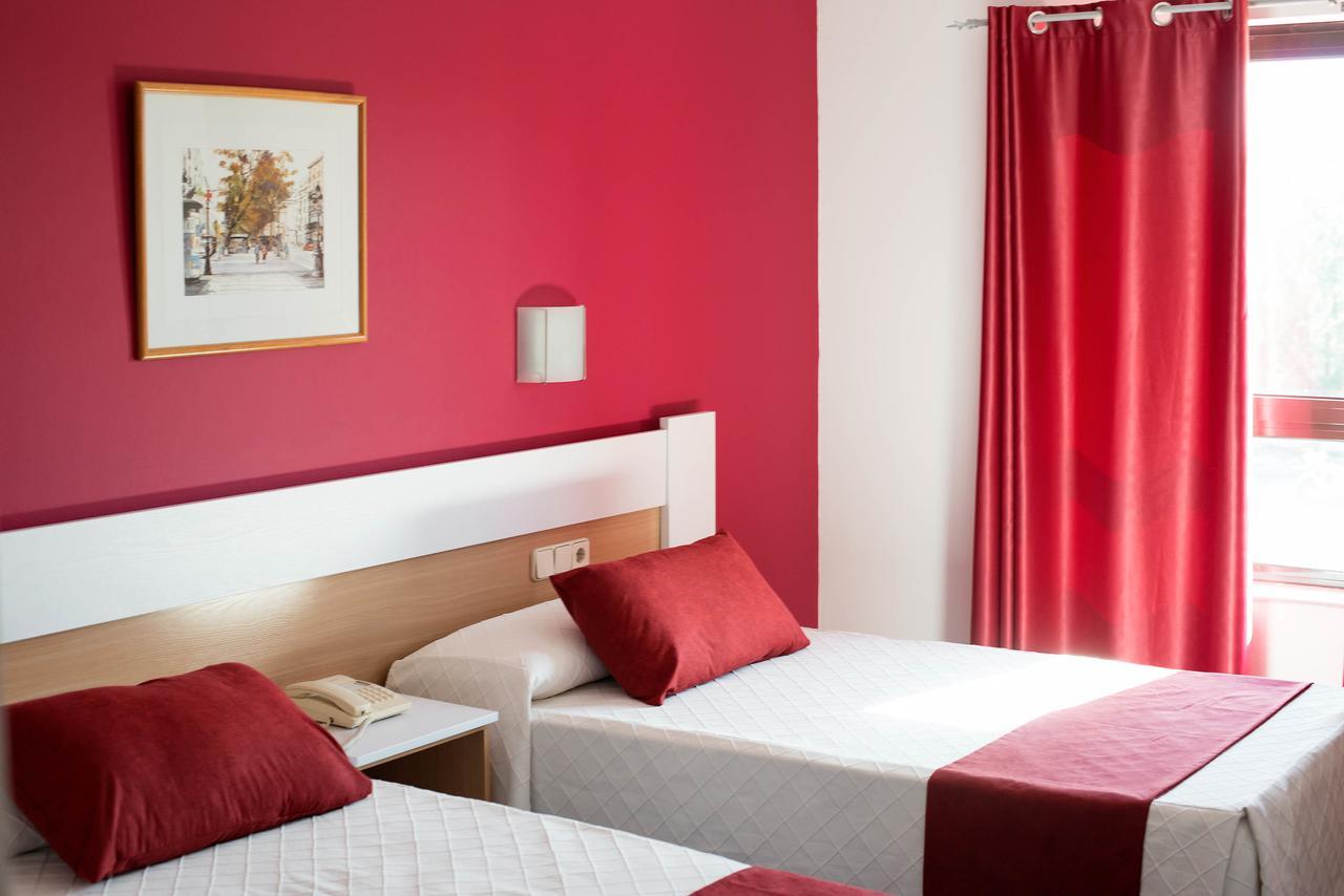 Hotel Cim Valles Санта Перпетуа де Могуда Екстериор снимка