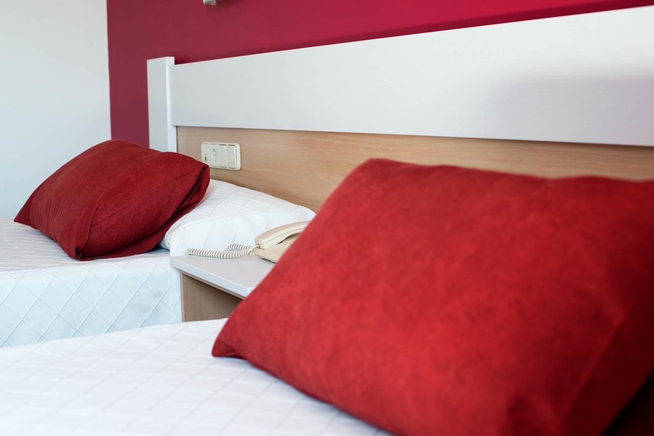Hotel Cim Valles Санта Перпетуа де Могуда Екстериор снимка